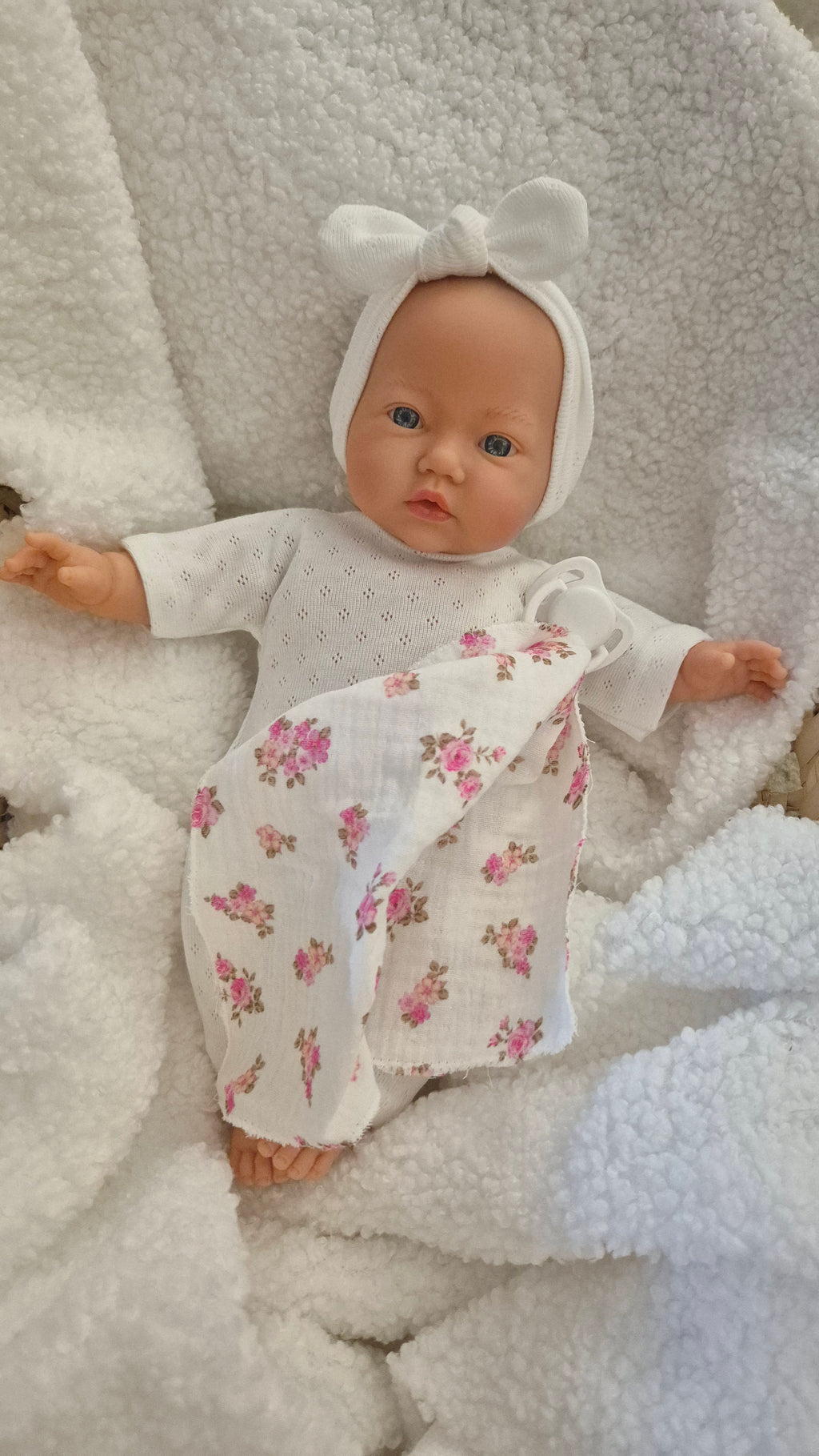 Coffret Poupon avec pyjama crême doudou fleur - poupon 30 - 32 cm