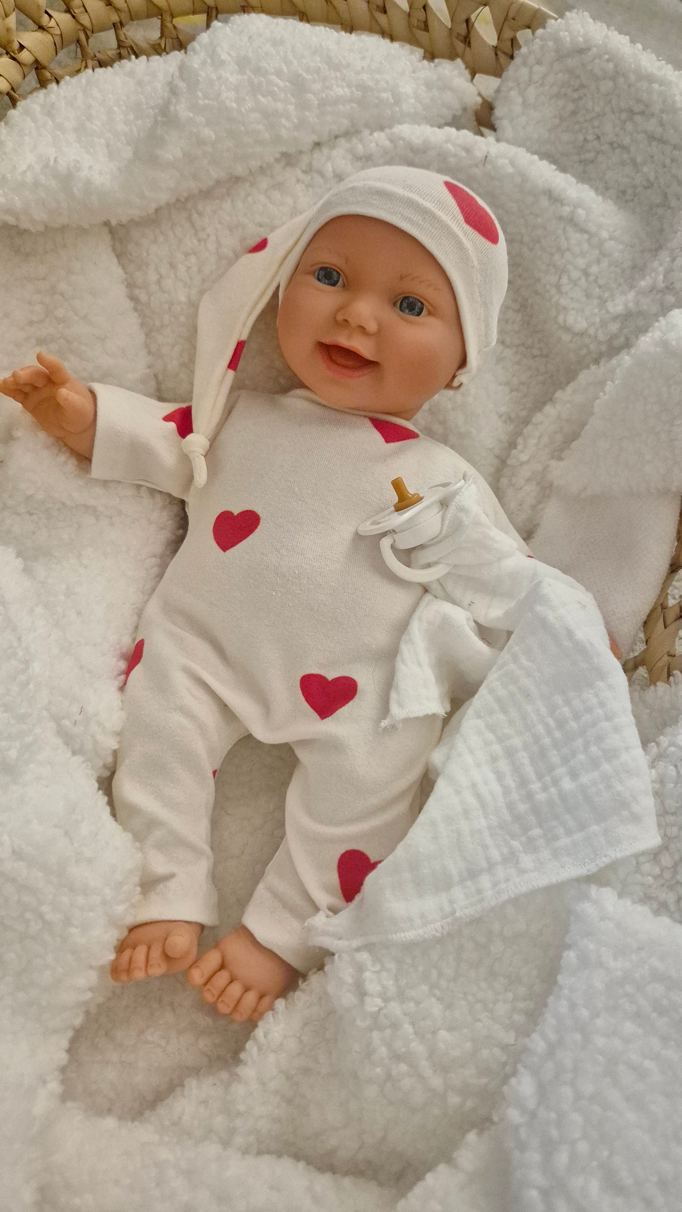 Coffret Poupon avec pyjama coeur rouge - poupon 30 - 32 cm